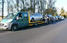 Samochodowy pociąg na drodze. Laweta przewoziła cztery auta [ZDJĘCIA]