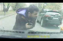 Cygan rzuca się na samochód by wymusić odszkodowanie