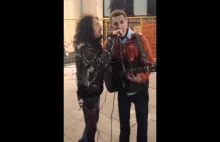 Steven Tyler śpiewa z ulicznym grajkiem - Moskwa 04.09.2015