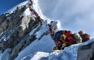 Kolejka na ostatnich metrach wejścia na Mount Everest