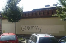 God is gay. Obraźliwe hasła na klasztorze Felicjanek w Krakowie