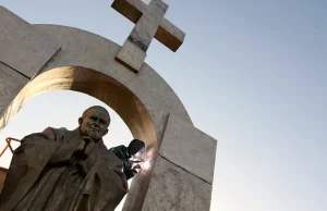 Węgierski rząd gotów przewieźć Krzyż z pomnika Jana Pawła II do swojego kraju.