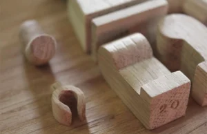 Ręcznie tworzone klocki Lego z drewna.