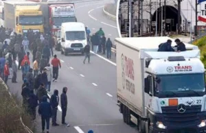Dwóch imigrantów wchodzi na polską ciężarówkę przewożącą niebezpieczny ładunek.