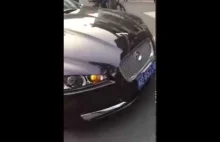 Chińczyk taranuje swoim Range Roverem Jaguara blokującego wyjazd z parkingu