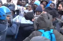 Przepychanki między policją a "imigrantami" we Florencji.