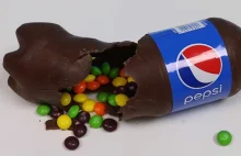 Jak zrobić czekoladową butelkę Pepsi z cukierkami w środku?