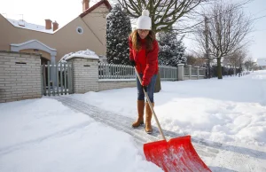 Kto musi odśnieżyć chodnik: właściciel domu, gmina? Jaka kara za nieodśnieżenie?