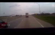 Samobójstwo za pomocą ciężarówki - facet wyjeżdża celowo na czołówkę