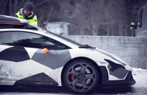 Poprawa aerodynamiki Lambo taśmą i segregatorem