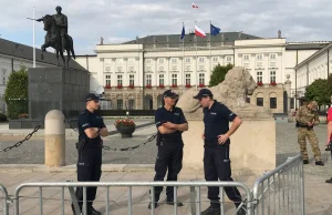 Policjanci nie chcą ochraniać miesięcznic Kaczyńskiego. Czują się tam jak ZOMO