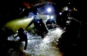 Dzieci uwięzione w jaskini, cały świat patrzy na Tajlandię