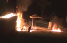 Atak koktajlami Mołotowa na posterunek policji