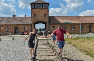 Do turystów nie dociera że Auschwitz to miejsce zagłady. Muzeum musi interweniow
