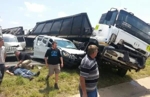 Ciezarowka rozjechala protestujacych przeciw mordowaniu bialych farmerow.