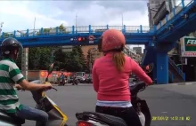 Niecierpliwa kobieta na skuterze