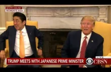 Zażenowany premier Japonii po mocnym uścisku ręki z Trumpem.