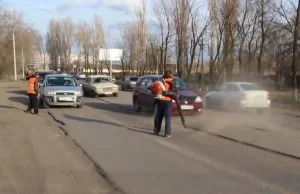 Rosja: pijany pracownik drogowy ściga filmującego go dziennikarza