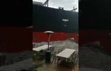 Statek rozbija się na nabrzeżu w Stambule