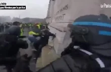 Walka policji z protestującymi pod łukiem triumfalnym nagrana policyjną kamerą