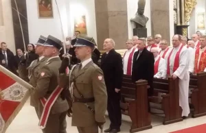 Macierewicz nie tylko wręcza dymisje swoim generałom. Teraz awansuje księży.