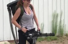Dziewczyna testuje plecakowy zestaw DeGroat Minigun
