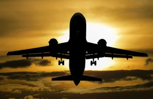 Tanie wakacje samolotem - jak zorganizować je samemu?