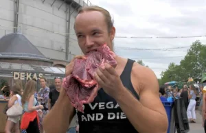 Youtuber zjada surowe mięso na wegańskim festiwalu żywności