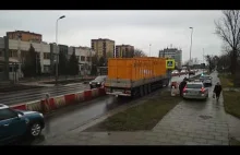 Policjant pokazuje STOP na pasach i prawie został rozjechany