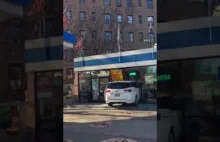 Czarna kobieta rozbiła samochód o stację benzynową i atakuje filmujących ludzi