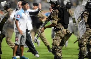 Copa Libertadores. Brazylijscy policjanci celowali do argentyńskich piłkarzy.