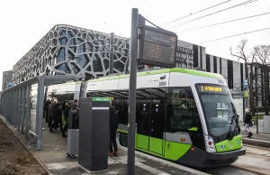 Matka weszła po wózek,a tramwaj odjechał. Na przystanku zostało 2-letnie dziecko