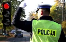 Wiesz jak się zachować, gdy policjant kieruje ruchem? Zobacz film
