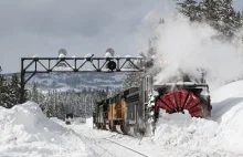 Odśnieżanie torów kolejowych przy pomocy obrotowego pługu śnieżnego