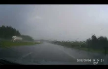 Wypadek w deszczu na autostradzie przy ~140km/h [nagranie własne]