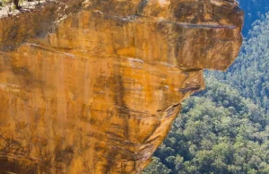 10 spektakularnych "zawieszonych" skał z całego świata