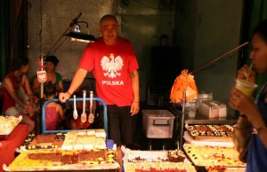 Andrzej z Krakowa sprzedający polskie ciasteczka na nocnym targu na Tajwanie.
