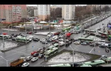 Białoruscy kierowcy nie ogarniają skrzyżowania przy wyłączonej sygnalizacji