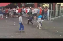 Angielscy kibice rzucają monetami w biedne dzieci na ulicy