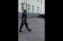 Brawurowa interwencja policjanta przeciwko patusowi