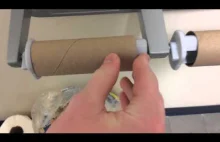 Irytująca wymiana zużytej rolki papieru toaletowego
