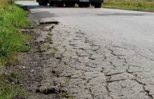 Taka droga to utrapienie: wąska, a pełno na niej tirów. Mają tego dość...