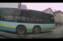Kolizja osobówki i autobusu