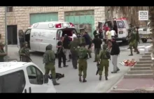 Izraelski żołnierz dobija rannego Palestyńczyka