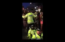 Policjanci tańczą na placu