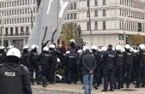 Paweł Kasprzak, szef Obywateli RU wyniesiony przez policję za blokowanie marszu