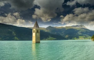 Samotna wieża na środku jeziora. Jakie kryje tajemnice?