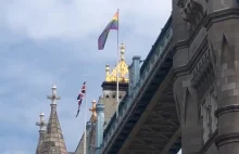 Londyn: Na budynkach administracji publicznej obok flag państwowych flagi LGBT