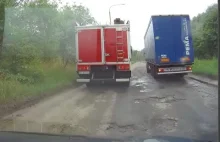 Wóz strażacki kontra najbardziej dziurawa ulica w Gdańsku.