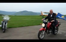 Janusz Korwin-Mikke na motocyklu